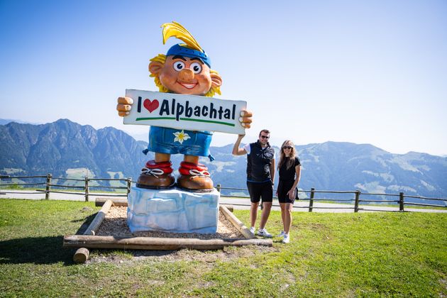 Stefan Leitner (Leiter Marketing und Vertrieb Ski Juwel Alpbachtal Wildschönau) und Jacqueline Preiß (Marketingleitung TT) mit dem Lauser.