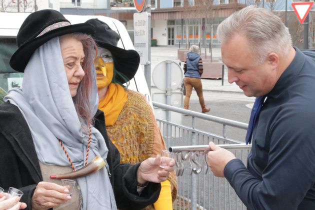 Mit einem Schnapsl und der Übergabe des Stadtschlüssels ging es in Imst los.
