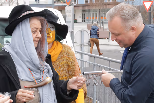 Mit einem Schnapsl und der Übergabe des Stadtschlüssels ging es in Imst los.