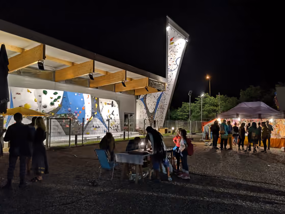 Dass das Hill Vibes im Sportzentrum stattfindet, bringt fast automatisch einiges an Rahmenprogramm mit sich. Festivalbesucher können sich etwa an den Boulderwänden oder am Minigolfplatz versuchen.