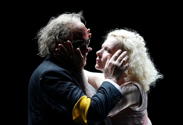 Peter Simonischek als "Vater" und Sunnyi Melles als "Königin der Nacht" in "Der Ignorant und der Wahnsinnige" im Burgtheater in Wien.