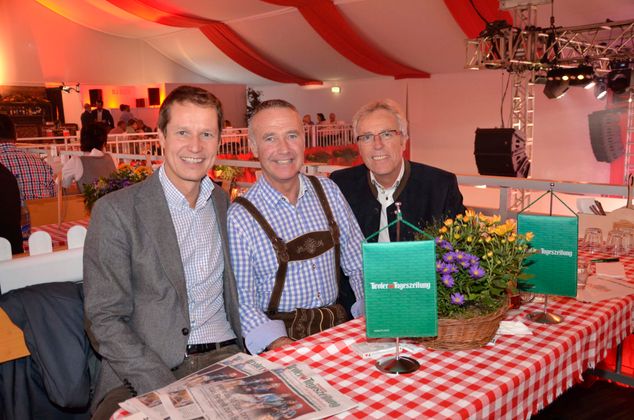 Geballte Autohaus-Power: Dieter „BMW“ Unterberger (l.) und Erwin Cassar (r.; Vowa) mit TT-Verkaufschef Tirol Markus Lugger beim Oktoberfest.