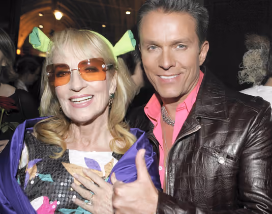 Moderator Alfons Haider mit Schauspielerin Dagmar Koller beim 13. Life Ball im Jahr 2005.
