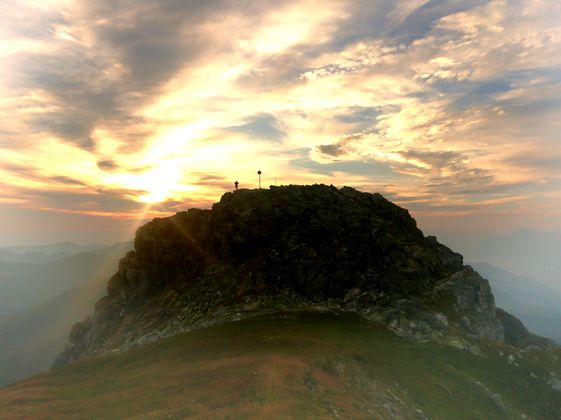 Sonnenaufgang am Hippold in den Tuxer Alpen.