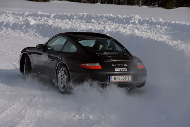 Porsche Driving Experience: Vor allem die Allrad-Modelle kann man auf Schnee & Eis ausprobieren.