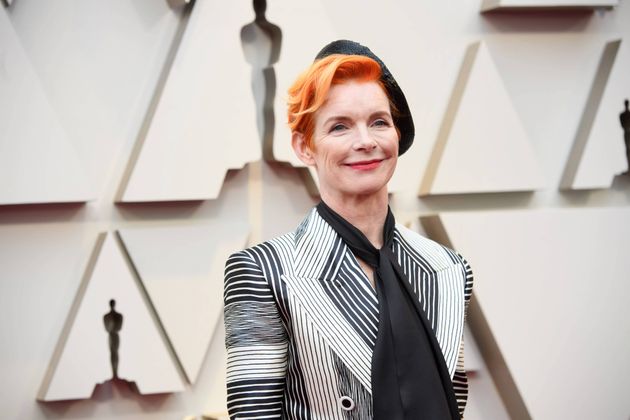 Jetzt legt man sich natürlich mit einer Fachfrau an. Sandy Powell ist Kostümbildnerin. Irgendetwas wird sie sich mit diesem Anzug im flimmernden Streifen-Mix gedacht haben. Nur was?