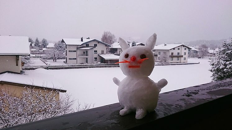 Auf dem Balkon von Gökce Erdem sitzt jetzt ein Pikachu-Katze aus Schnee.