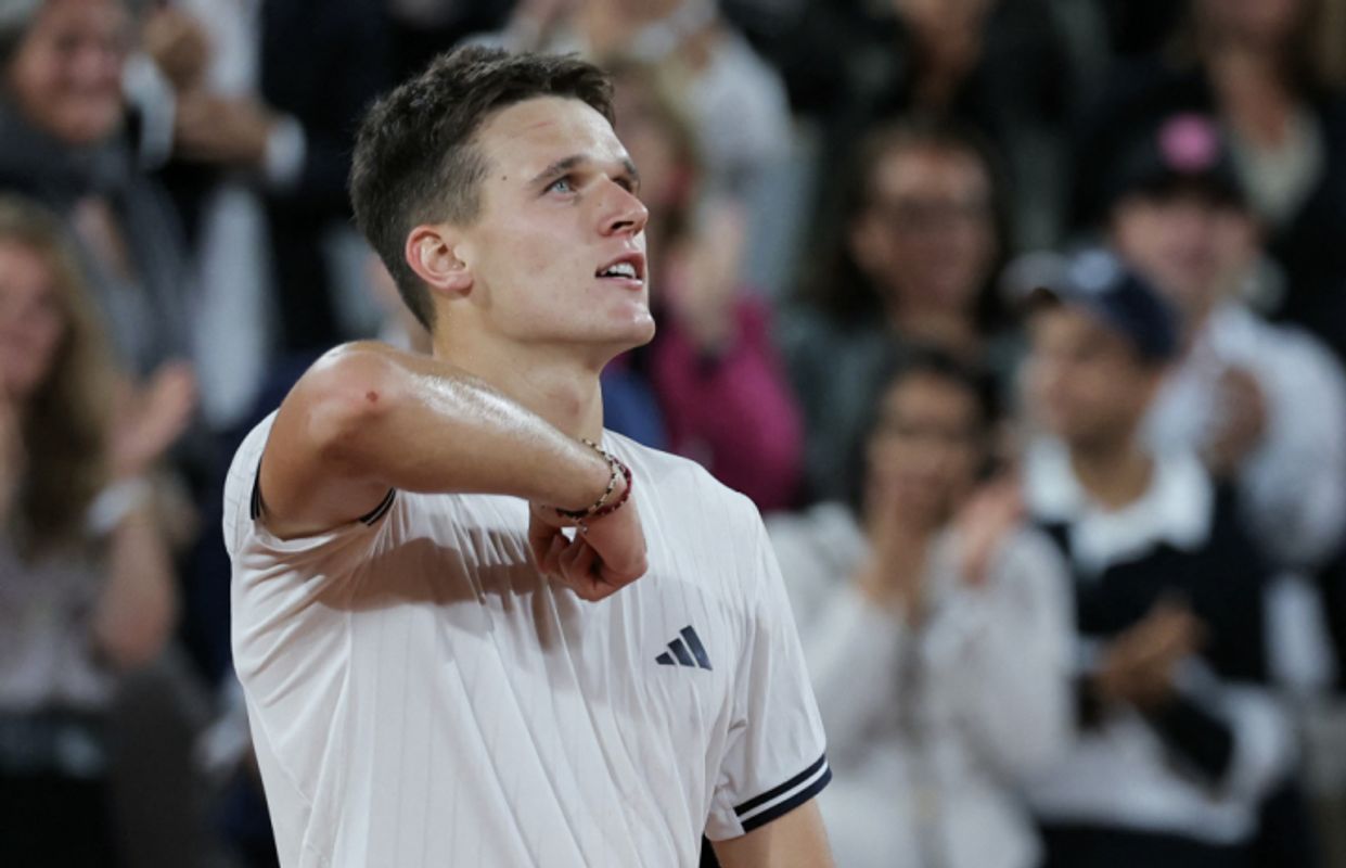 Mensik gewinnt Paris-Duell der Youngsters - Zverev souverän