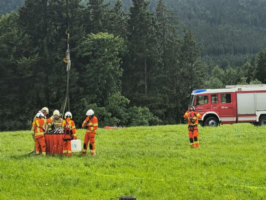 Waldbrände in Eben und Waidring: Polizei-Hubschrauber mussten Feuerwehren unterstützen