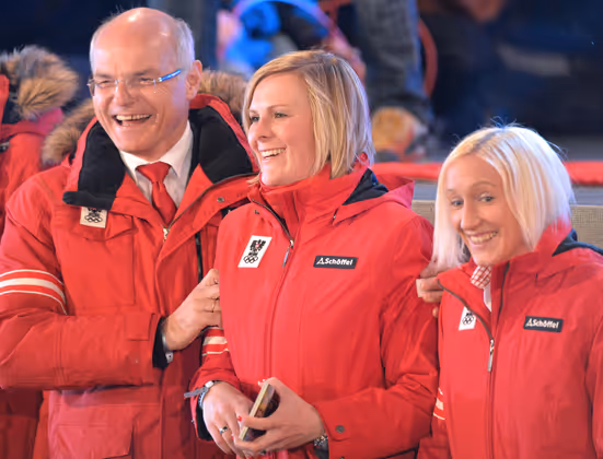 ÖOC-Präsident Karl Stoss, die Silbermedaillen-Gewinnerin in der Superkombi Nicole Hosp und die Silbermedaillen-Gewinnerin auf der Normalschanze Daniela Iraschko-Stolz.