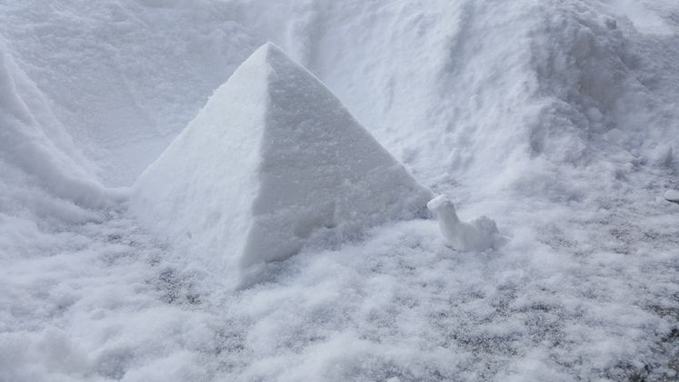Familie Morass aus Innsbruck (Allerheiligen) baut lieber Pyramiden statt Schneemänner.