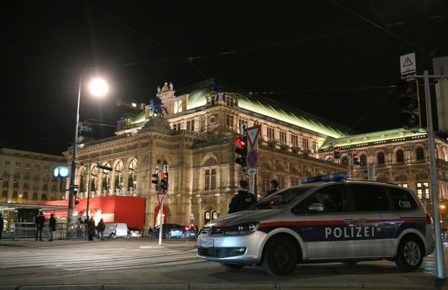 Die Wiener Staatsoper war am Donnerstag draußen gut bewacht, während drinnen getanzt wurde.