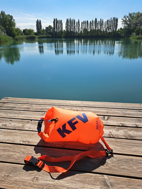 Neonorange für mehr Sicherheit: Gratis Schwimmbojen-Verleih 