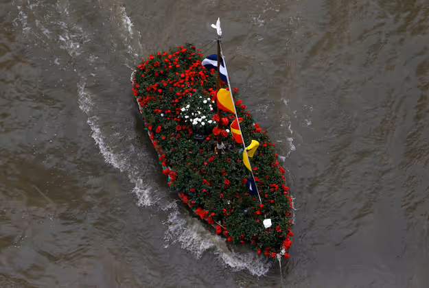 Ein mit Blumen geschmücktes Boot zur Erinnerung an ihre verstorbene Ehefrau und Mutter.