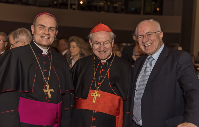 Auch Altbischof Alois Kothgasser, Südtirols Bischof Ivo Muser und Landtagspräsident Herwig van Staa verabschiedeten sich.
