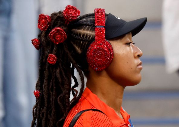 2025 setzte Osaka auf Bling-Bling bei ihren Kopfhörern, ihren Haaren...