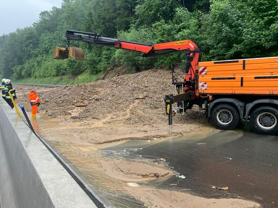 Im Zuge der Unwetter in der Steiermark hat eine Mure die Pyhrnautobahn (A9) bei Übelbach verlegt. 
