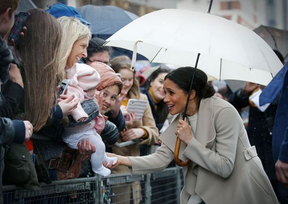 Meghan Markles "Messy Bun" liefert immer wieder Stoff für Diskussionen. Die einen lieben die lässige Art, wie die Verlobte von Prinz Harry ihren Dutt bindet, die anderen finden die schlampige Frisur unangebracht für eine zukünftige Herzogin.