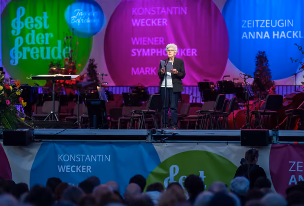 Zeitzeugin Anna Hackl auf der Bühne.