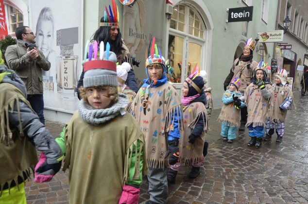 Die Schwazer Kindergartenkinder kamen als Indianer, Chinesen und Skifahrer verkleidet und führten am Stadtplatz mit ihren Kindergärtnerinnen Tänze auf.