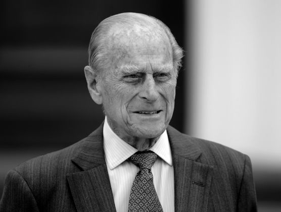 9. April: PRINZ PHILIP (✞ 99) | Der Herzog von Edinburgh heiratete 1947 Elizabeth und wurde bei deren Krönung 1953 Prinzgemahl. Er galt als wichtigste Stütze der Queen. Der Royal mit deutsch-griechischen Wurzeln war für seinen Humor und seine rhetorischen Fehltritte bekannt. Erst im Alter von 96 Jahren nahm Prinz Philip keine öffentlichen Aufgaben mehr wahr. Er war vor seinem Tod am Herzen operiert worden. 
