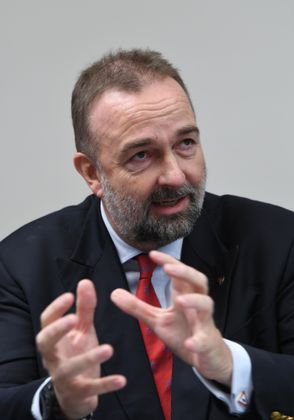 "Es ist lästig, aber mir geht es gut. Es ist ja nicht die schwarze Pest." Karl Habsburg, Enkel des letzten Kaisers, nimmt seine Corona-Erkrankung gelassen.