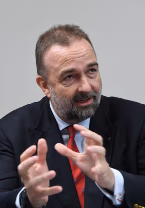 "Es ist lästig, aber mir geht es gut. Es ist ja nicht die schwarze Pest." Karl Habsburg, Enkel des letzten Kaisers, nimmt seine Corona-Erkrankung gelassen.