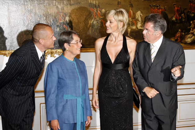 Schauspielerin Sharon Stone (2. v. r.) mit Bundespräsident Heinz Fischer (r.) im Jahr 2007.