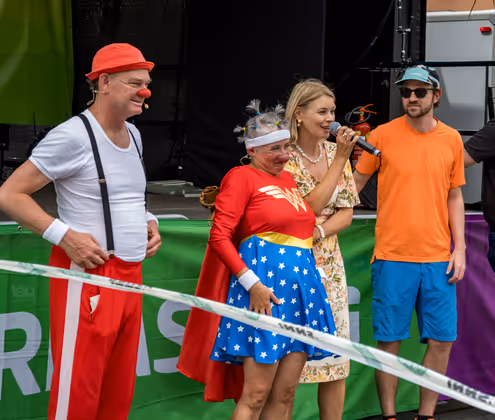 Startvorbereitung und Warm Up der Teilnehmer beim TT Kinderlauf mit Clown-Duo Herbert und Mimi und Stellvertretende BGM Elly Mayr.