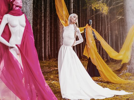 Das Brautkleid von Mei Kleid wird mitten im Wald in Szene gesetzt.