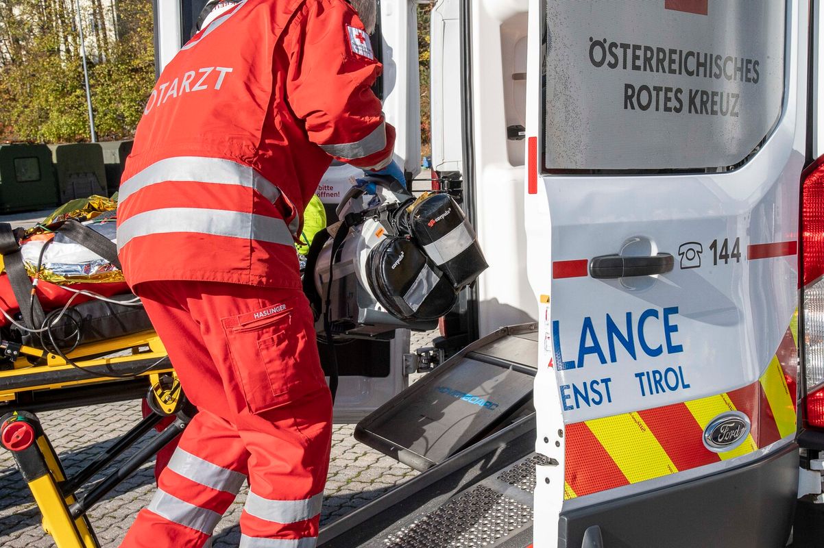 Auffahrunfall in Wörgl: 23-jähriger Motorradfahrer auf Straße geschleudert