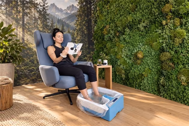 Höhentraining trifft japanische Massagekunst. IHHT im Panasonic-Massagestuhl – mit Shiatsu-Massage und sanftem Stretching. Sie lehnen sich zurück. 