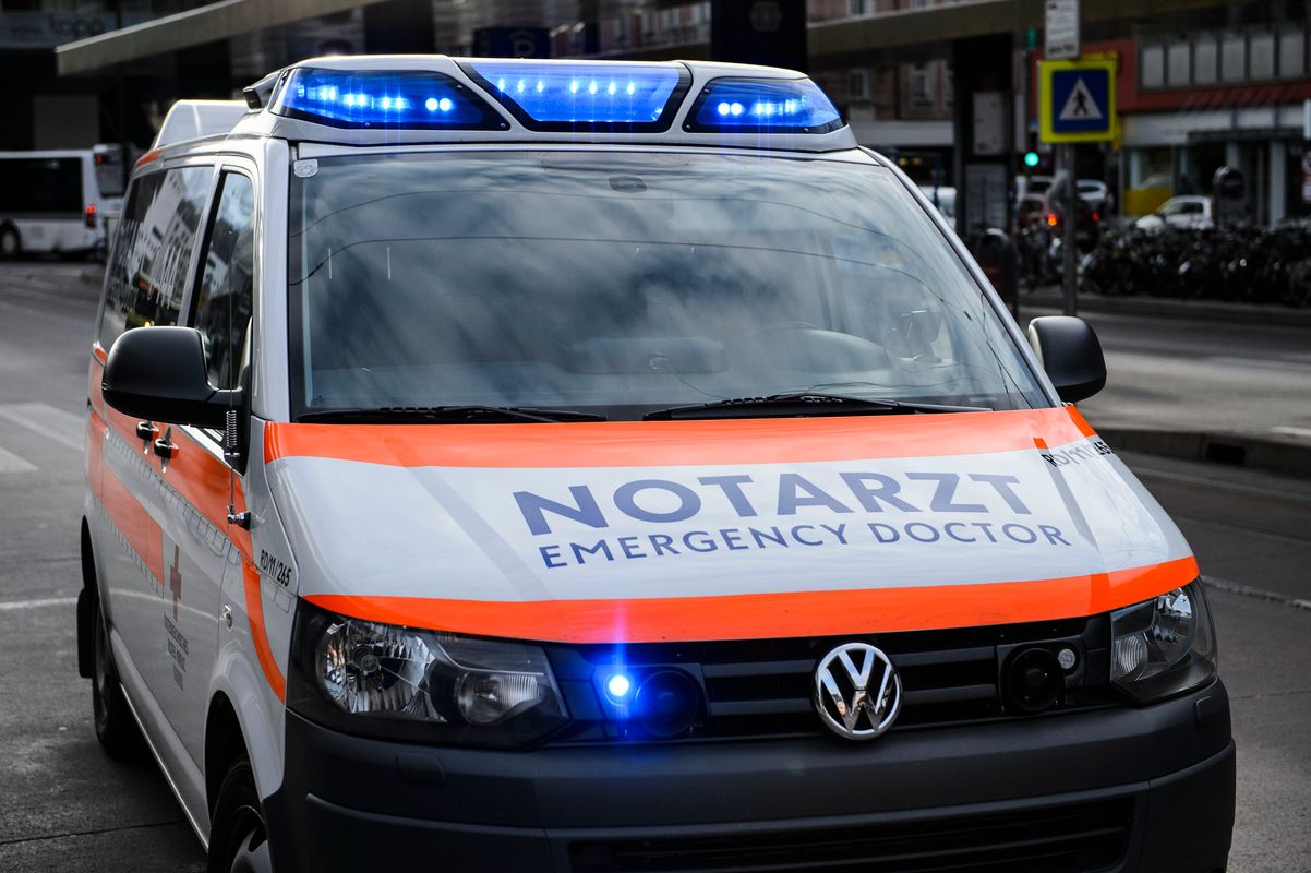 Fahrerflucht in Innsbruck: E-Rollstuhlfahrer bei Kollision mit Radfahrer schwer verletzt