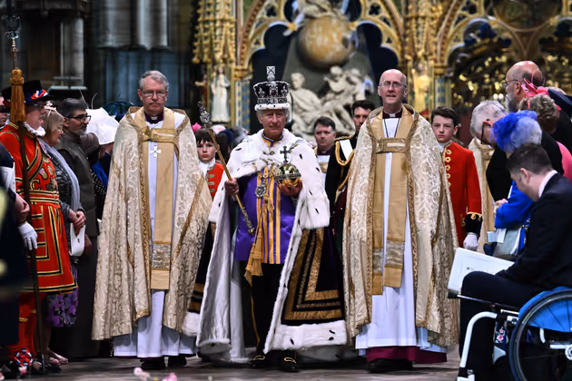 Für den Auszug aus der Kirche trug König Charles die leichter Imperial State Crown.