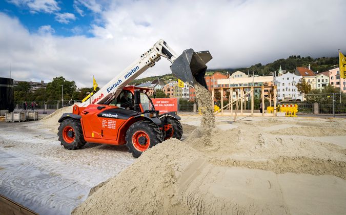 So sah es noch am Dienstag aus: Der Bagger bereitete den überdimensionalen Sandspielplatz in Innsbruck auf.