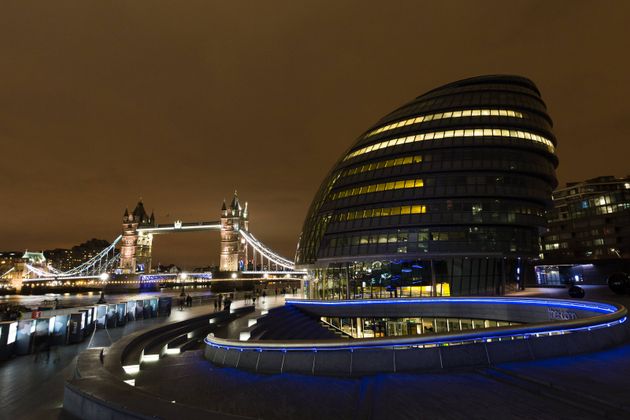 Londons Rathaus und die Tower Bridge.