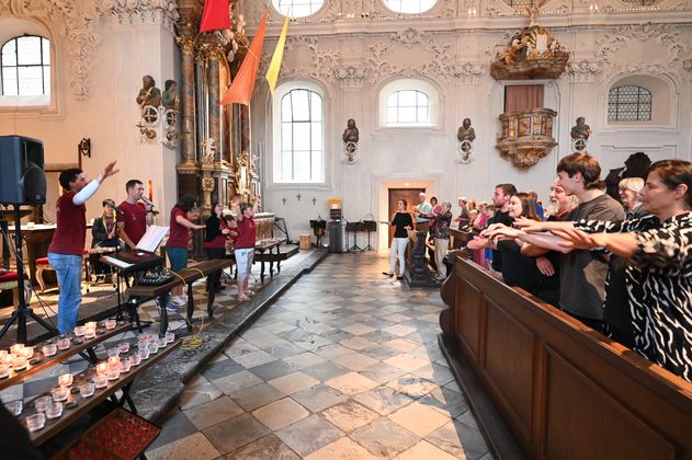 Die fünfköpfige Band NullProblemos steckte mit ihrer Begeisterung das Publikum in der Spitalskirche an.