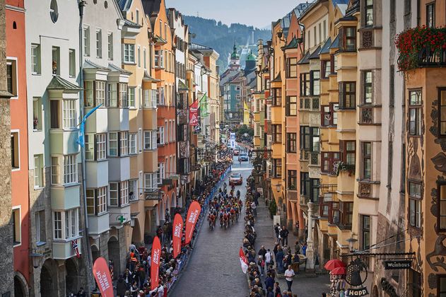 Der Peloton in der Innsbrucker Altstadt.