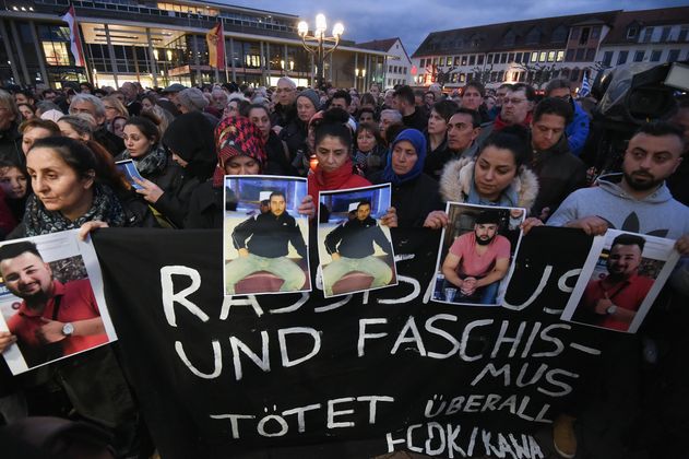 Angehörige und Freunde zeigten Bilder der Opfer.