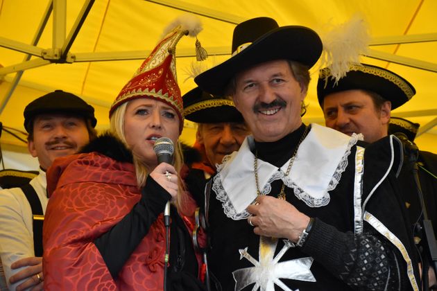 Um 14 Uhr war es soweit: Der Schwazer BM Hans Lintner übergab den Stadtschlüssel an Narrenbürgermeisterin Verena I.