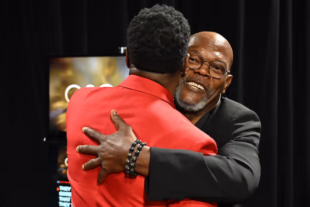 Auch Samuel L. Jackson (re.) und Schauspieler Colman Domingo umarmen sich.