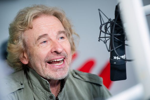 THOMAS GOTTSCHALK                                  ➕ PRO: Hat nun schon "DSDS"-Luft geschnuppert, da er kurzerhand für Bohlen einsprang, der seine letzten beiden Auftritte in der Show absagte. Gottschalks Begründung: Er habe schlicht und einfach Zeit gehabt. Vielleicht passt auch eine ganze Staffel in den Terminkalender. Ein Showdino wäre ein würdiger Nachfolger für einen Poptitanen. ➖ CONTRA: Gottschalk hat zwar in seinem Leben viel Musik angesagt (Chris de Burgh, Status Quo), gilt aber nicht unbedingt als intimer Kenner aktueller Trends. Zudem blüht er erst so richtig auf, wenn er sich an einem Samstagabend vor Live-Publikum verneigen kann, ob in Böblingen oder sonst wo. Wie ihm eine meist aufgezeichnete Castingshow liegt, ist fraglich.