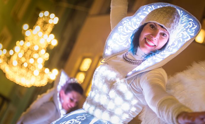 Engelsgleiche Gestalten verzaubern die Besucher.