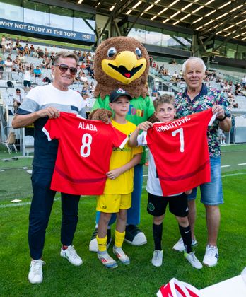 Torschützenkönig Felix Abfalterer und Arthur Gavlik (bester Torhüter) bekamen ÖFB-Trikots von David Alaba und Marko Arnautovic. 