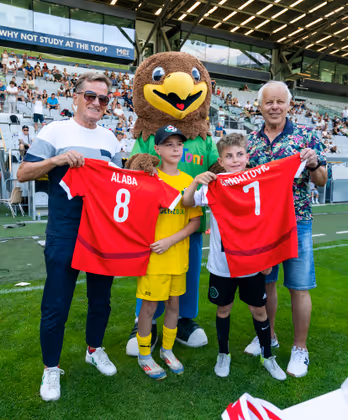 Torschützenkönig Felix Abfalterer und Arthur Gavlik (bester Torhüter) bekamen ÖFB-Trikots von David Alaba und Marko Arnautovic. 