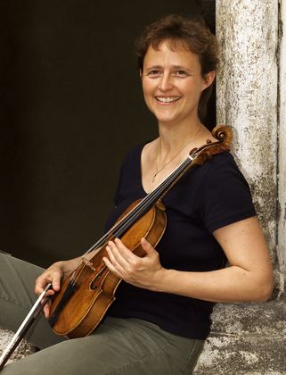 Annegret Siedel (Solovioline) spielt die Rosenkranzsonaten. 