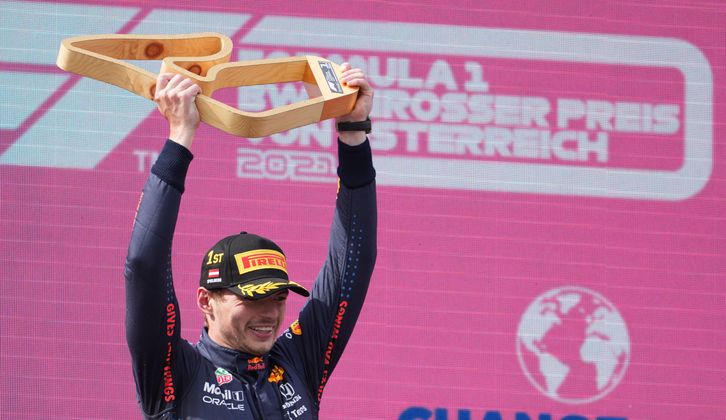 Der nächste Siegerpokal aus Spielberg für Verstappen.