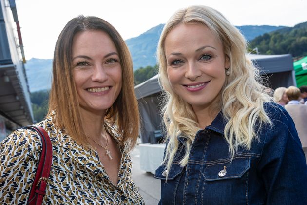 Die ehemalige TT-Café-Moderatorin Margit Bacher mit ihrer Nachfolgerin Denise Neher.