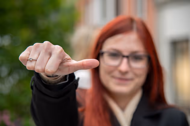 20230809 - Wie zufrieden sind Innsbrucks Bürger und Bürgerinnen mit der aktuellen Politik der Stadtregierung? Daumen ausgeglichen von Shirin - Lokales/Tirol- Innsbruck, Tirol - Österreich - Austria / Foto: Rita Falk / TT