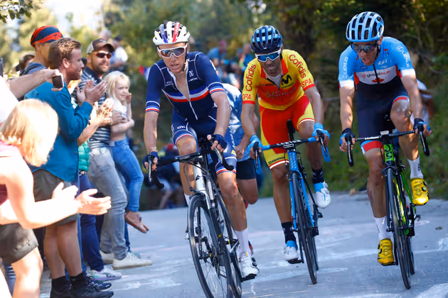 Romain Bardet, Alejandro Valverde und Michael Woods beim Anstieg in die Höll.